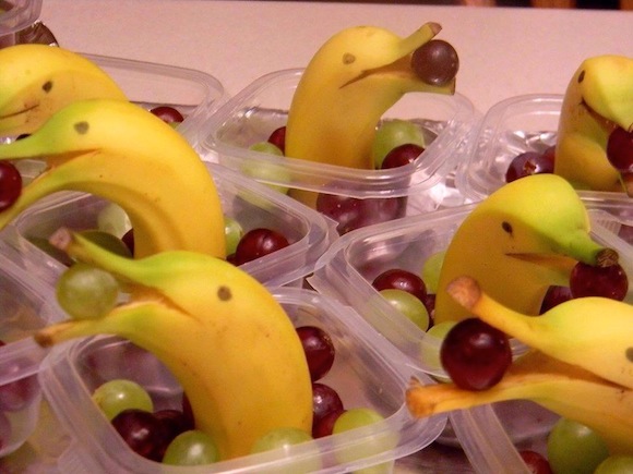 Traktatie banaan in vorm van dolfijn met druif
