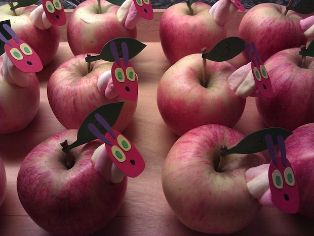 DIY gezonde traktatie met rupsje nooitgenoeg appel